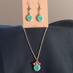 Beautiful handmade bee necklace/earring set!
